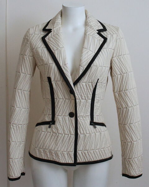 Veste matelassée VERSACE 
T.S soit 36/38 Fr 110 Issy-les-Moulineaux (92)