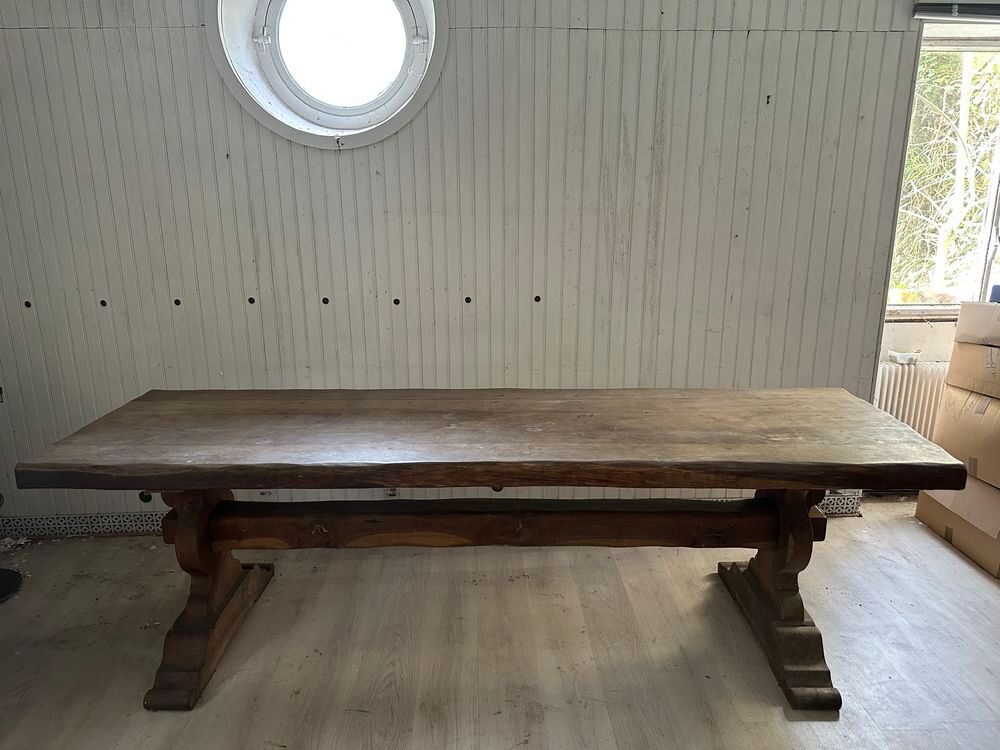 Table de salle &agrave; manger en ch&ecirc;ne, plateau d'&eacute;paisseur 10cm.
Décoration