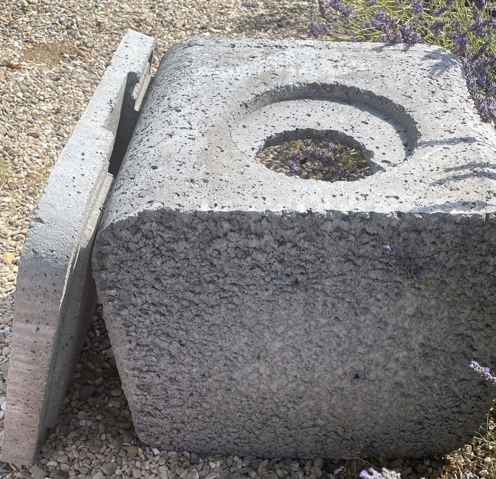   Regards de visite neufs en beton 