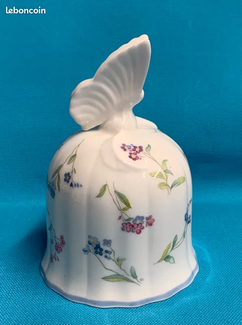 clochette de table en porcelaine - provenance  Angleterre 20 Brétigny-sur-Orge (91)