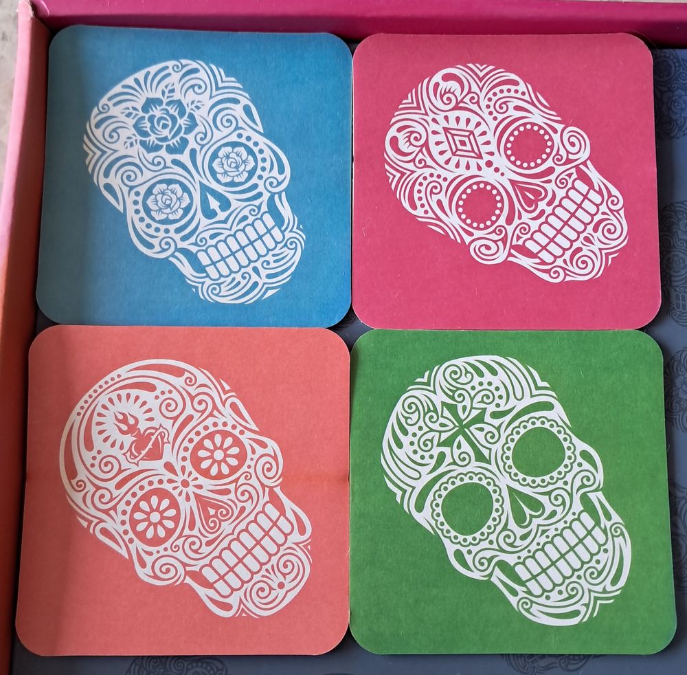 service &agrave; ap&eacute;ritif t&ecirc;te de mort mexicaine calaveras 
Cuisine