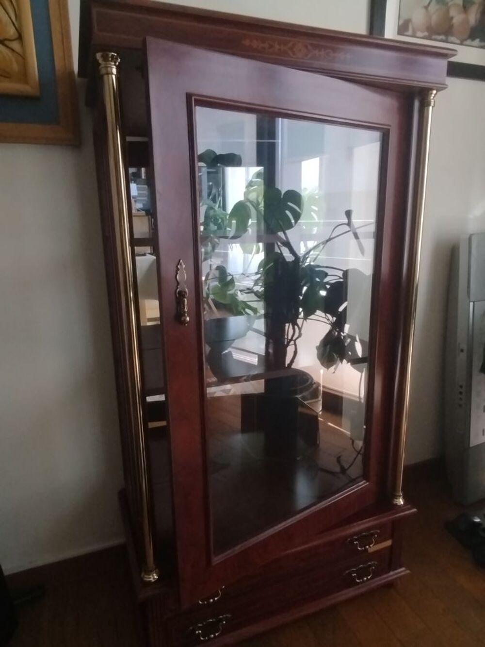 Vitrine en bois vitr&eacute;e avec fond miroir - style classique Meubles