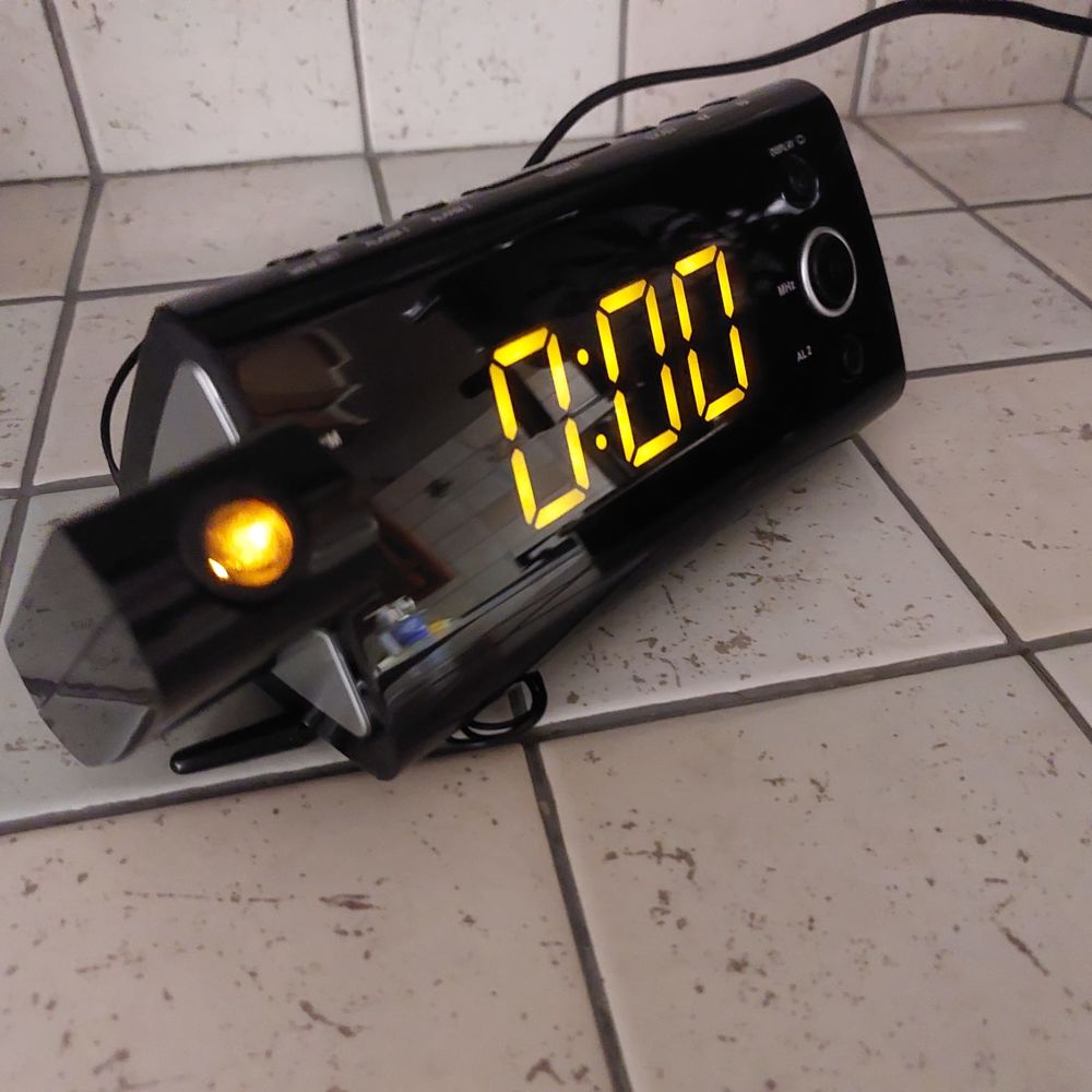 Radio - R&eacute;veil AKAI avec projection de l'heure Audio et hifi