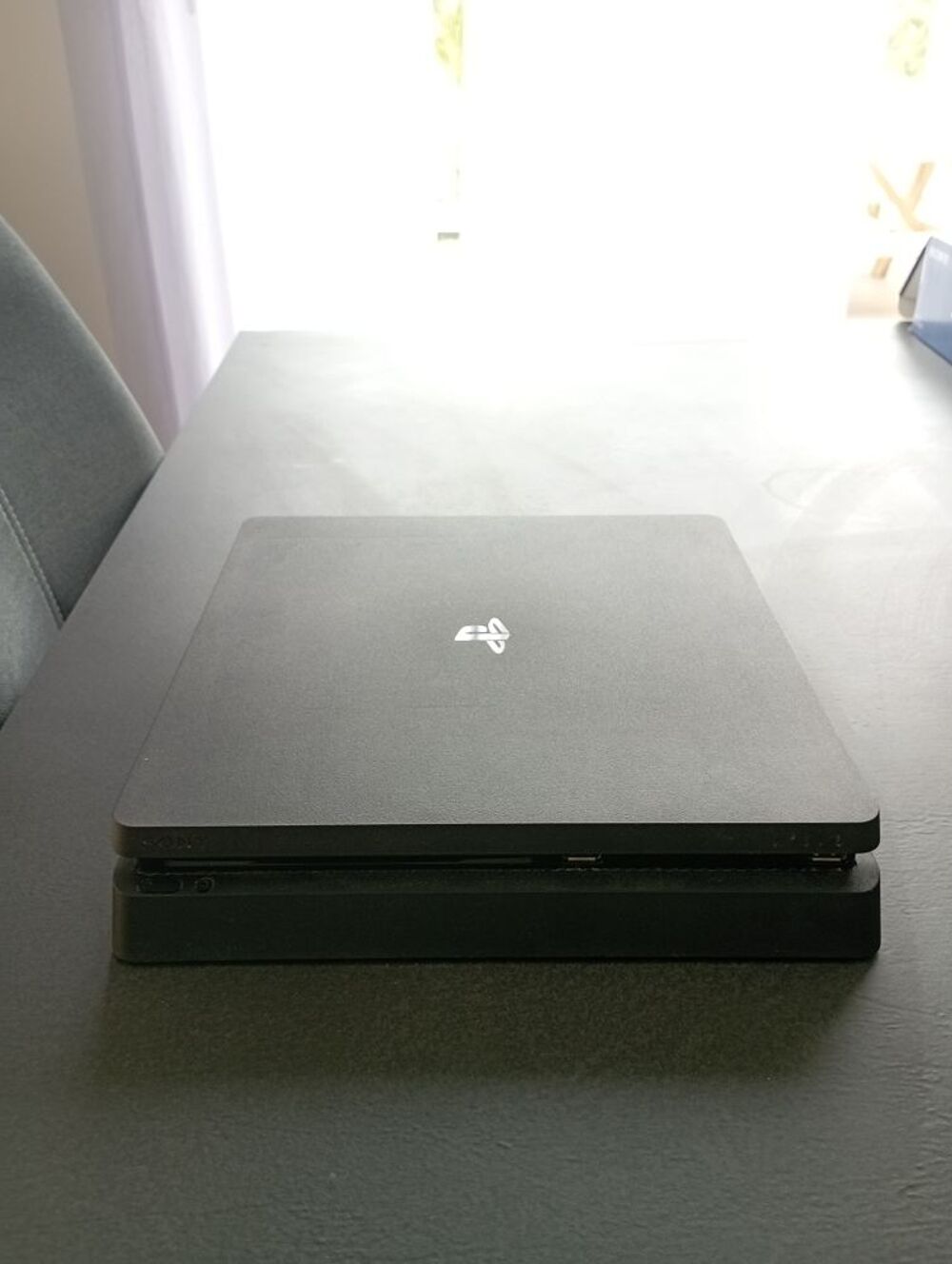 Ps4 - 1 TO - 2 mannettes - 4 jeux Consoles et jeux vidéos