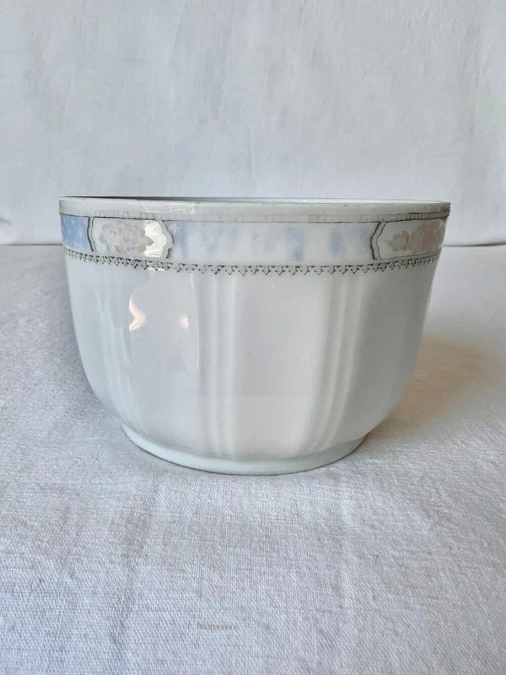 Tasse vintage en porcelaine blanche. Haute qualit&eacute; Décoration