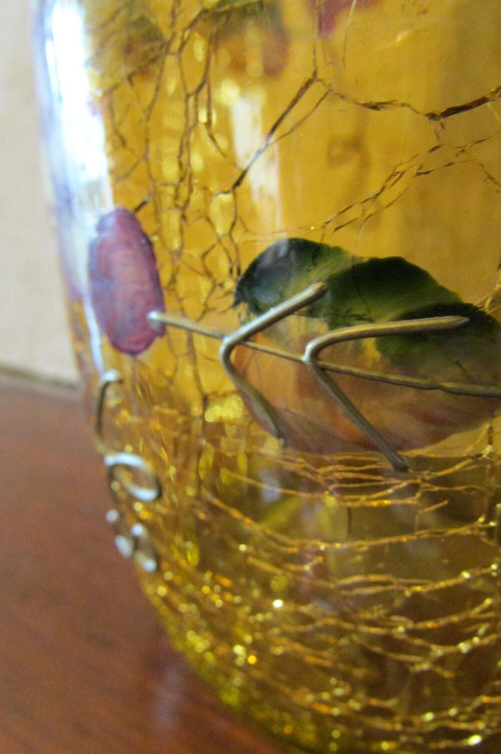 Vase en verre jaune, peinture craquel&eacute;e, motifs raisins Dcoration