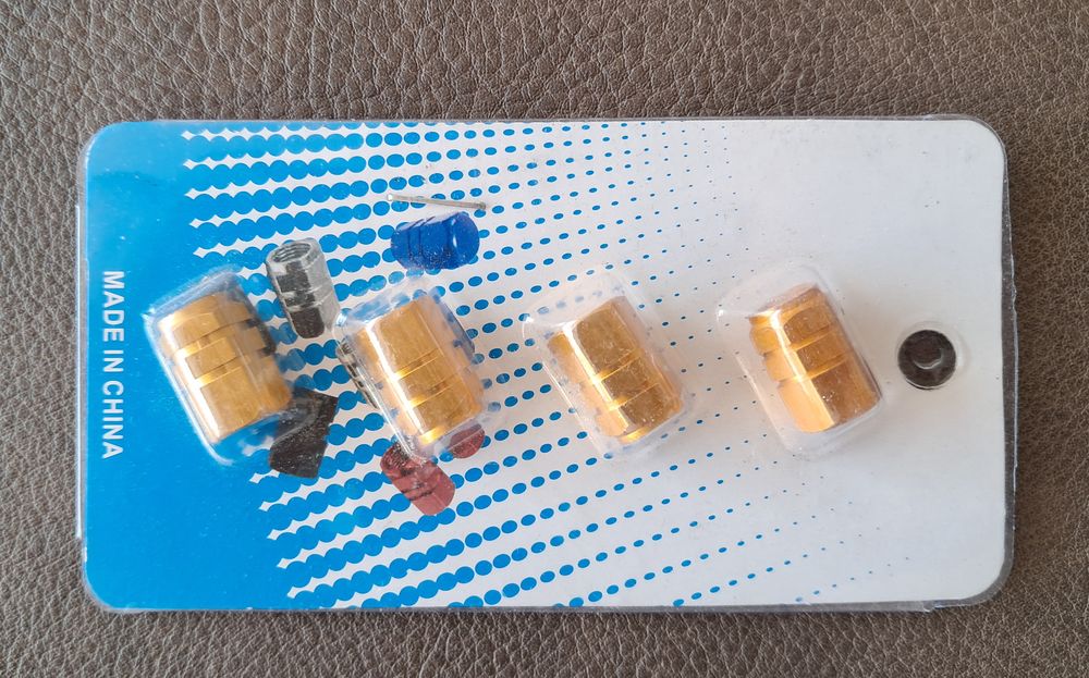 lot de 16 valves pneu pour v&eacute;lo vtt moto voiture 
1,5x1 cm
Sports