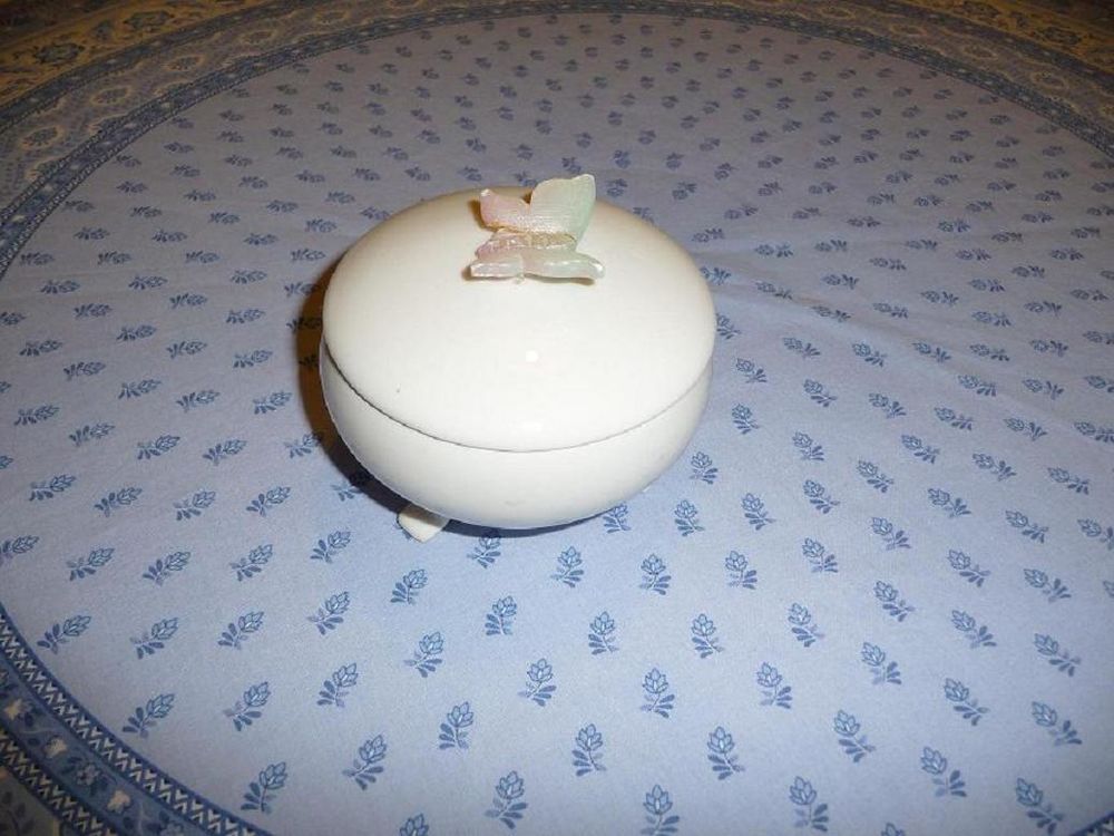 Bonbonni&egrave;re en porcelaine blanche Décoration