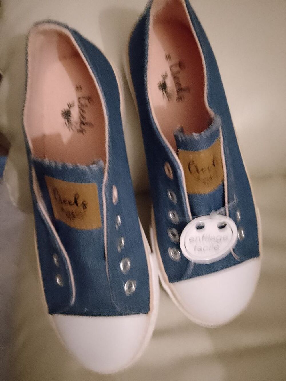 chaussure neuve toile bleue du 35
Valeur 19.99€ Chaussures enfants