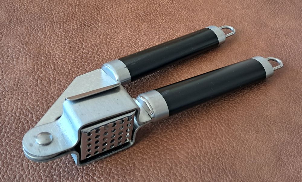 presse ail en m&eacute;tal inox avec grille amovible 
Cuisine