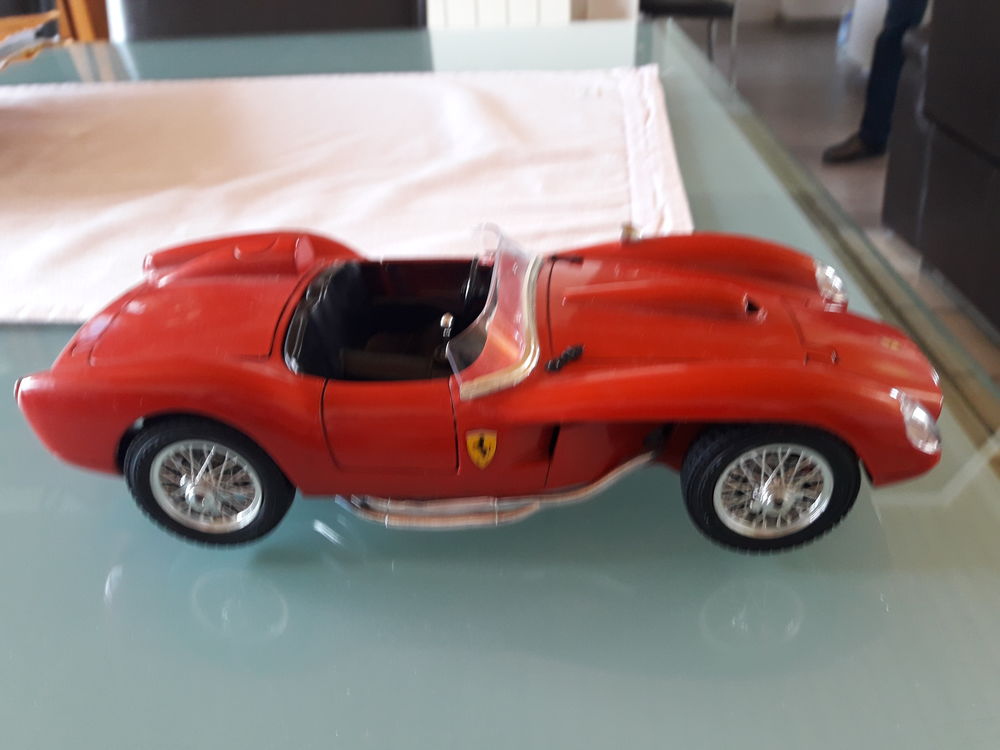 Ferrari marque burago 250 testa rossa 19571:18 eme metal 