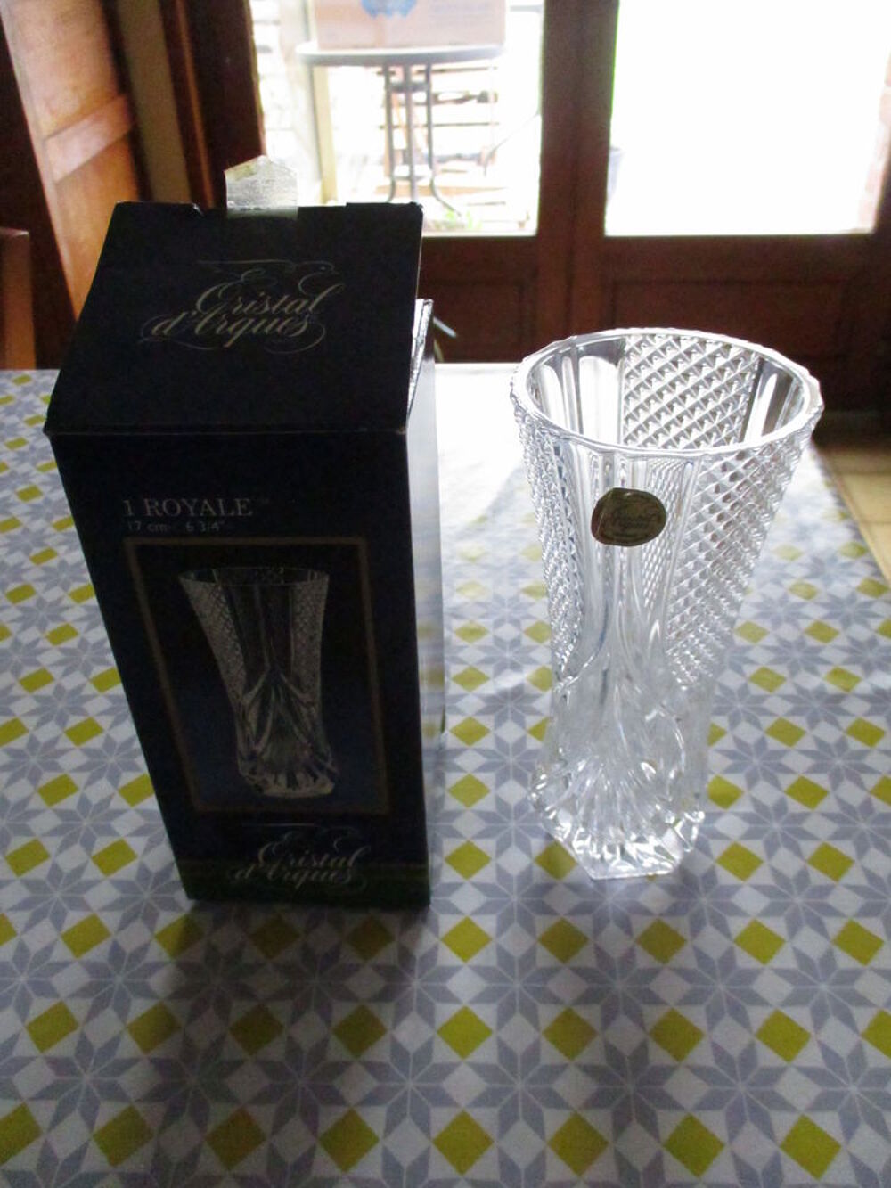 tr&egrave;s joli vase en cristal avec son emballage et autre mod&egrave;le Dcoration