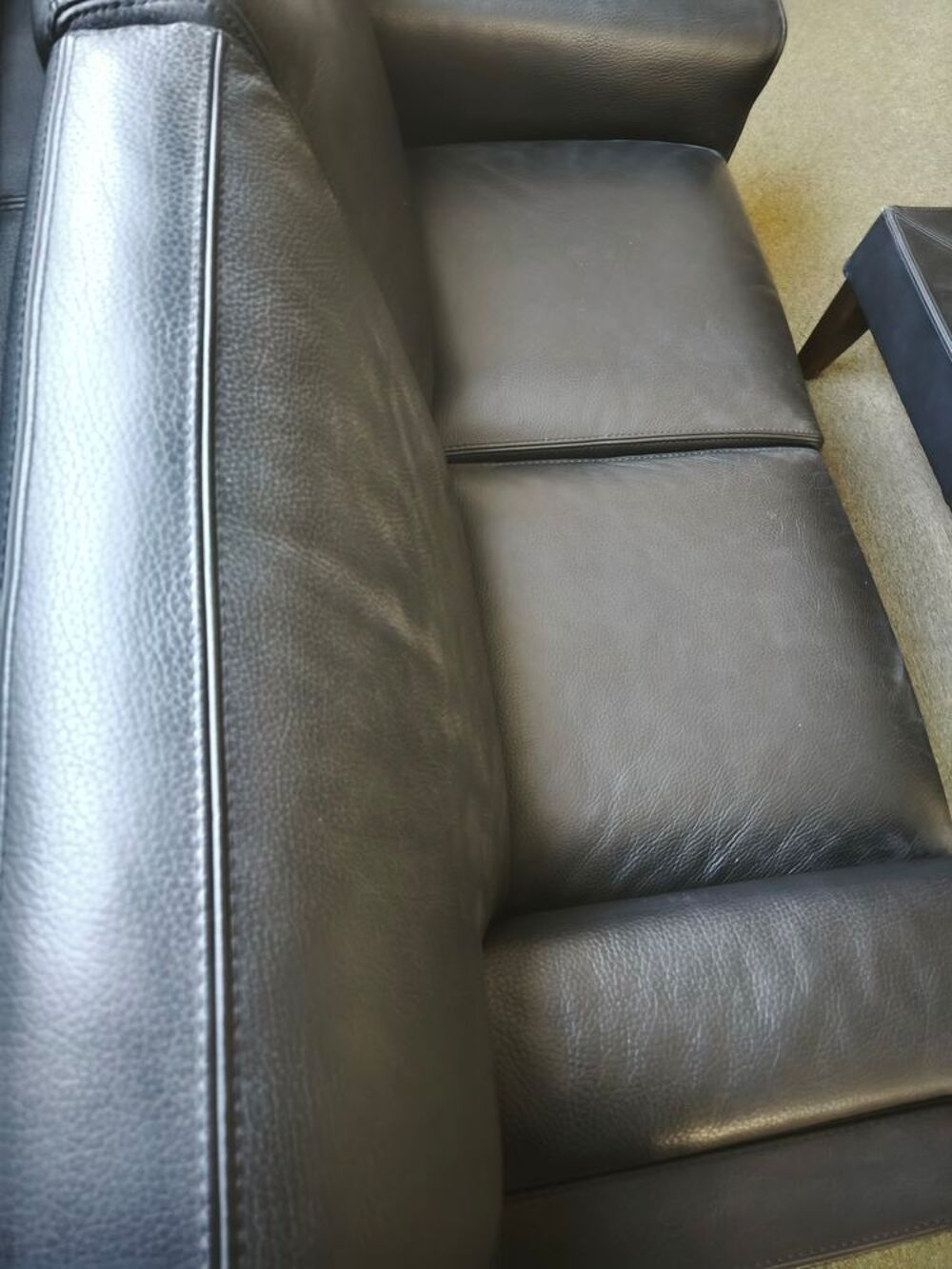 Canap&eacute; cuir 2 places + table basse en cuir Meubles