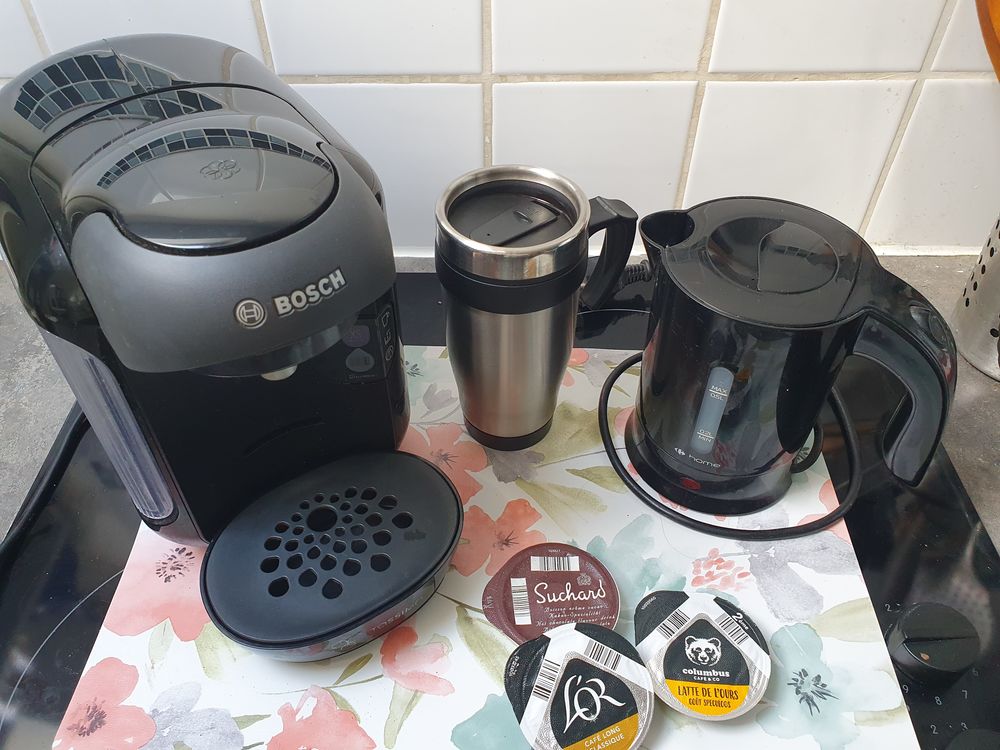 Lot tassimo, bouilloire et mug isotherme Electroménager