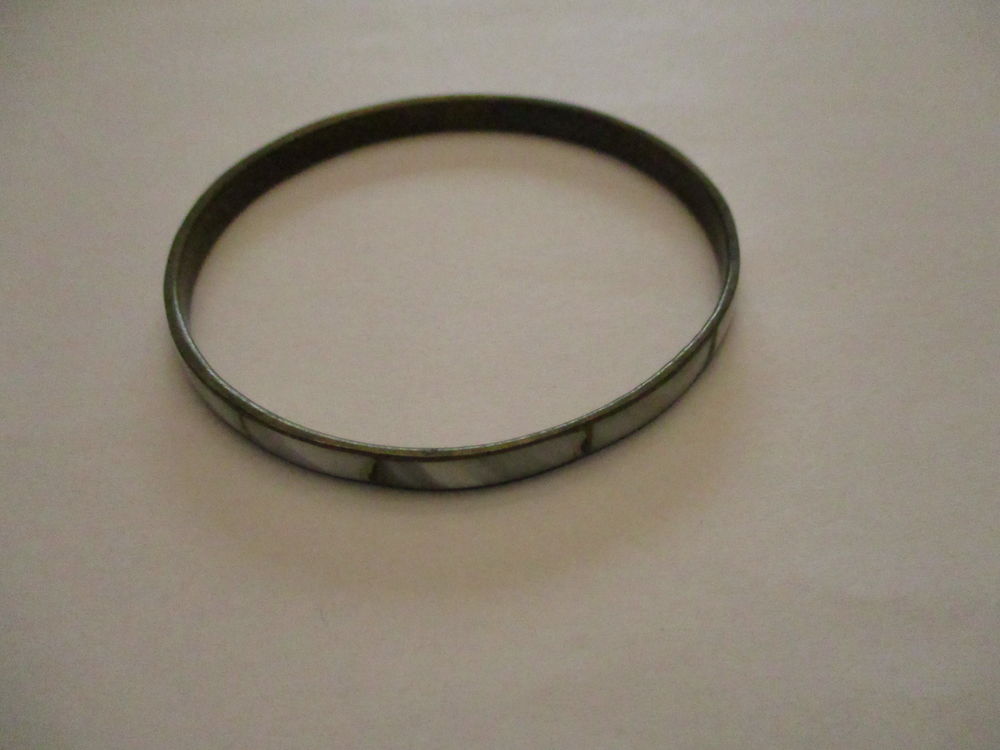 un bracelet nacre sur le tour Bijoux et montres