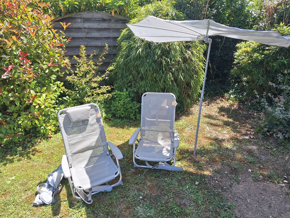 Lot de 2 petits transats et son petit parasol Jardin