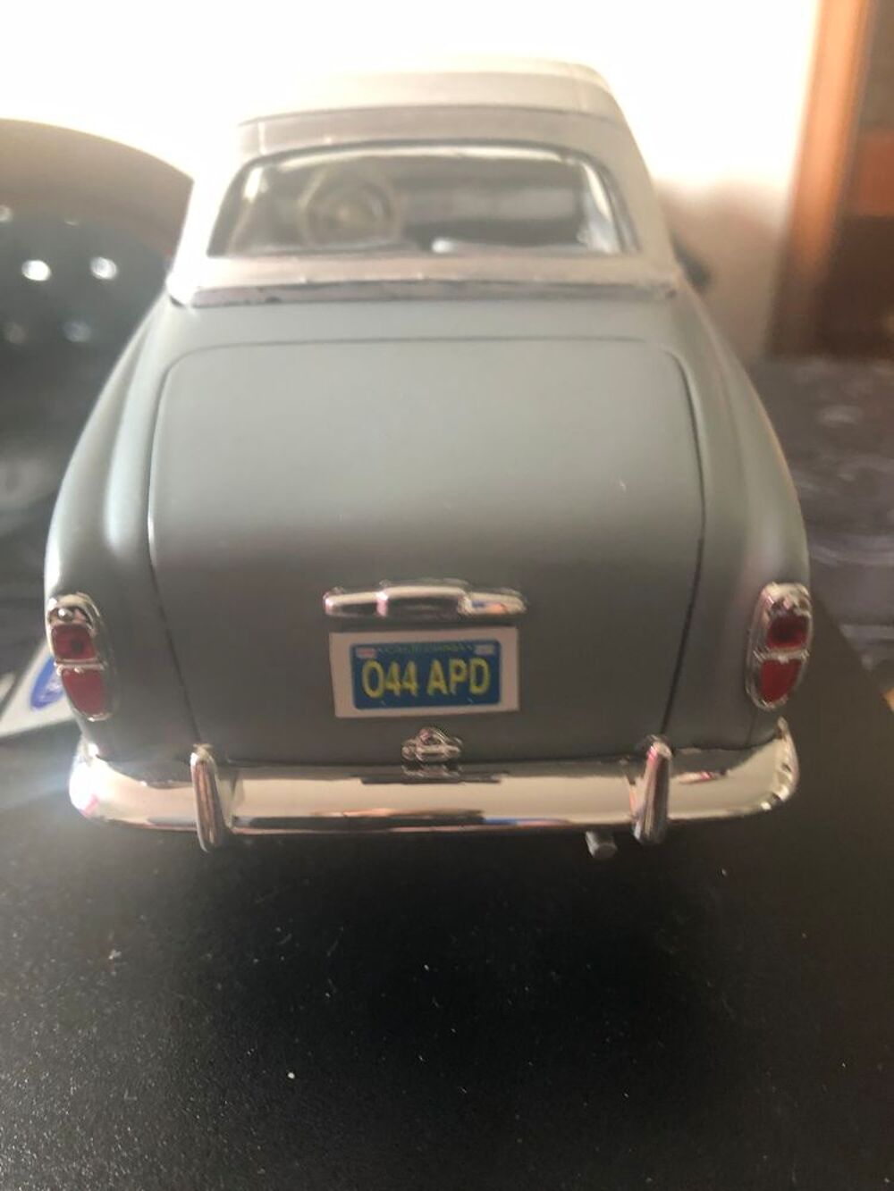 Jolie Peugeot 403 cabriolet marque Welly Columbo 