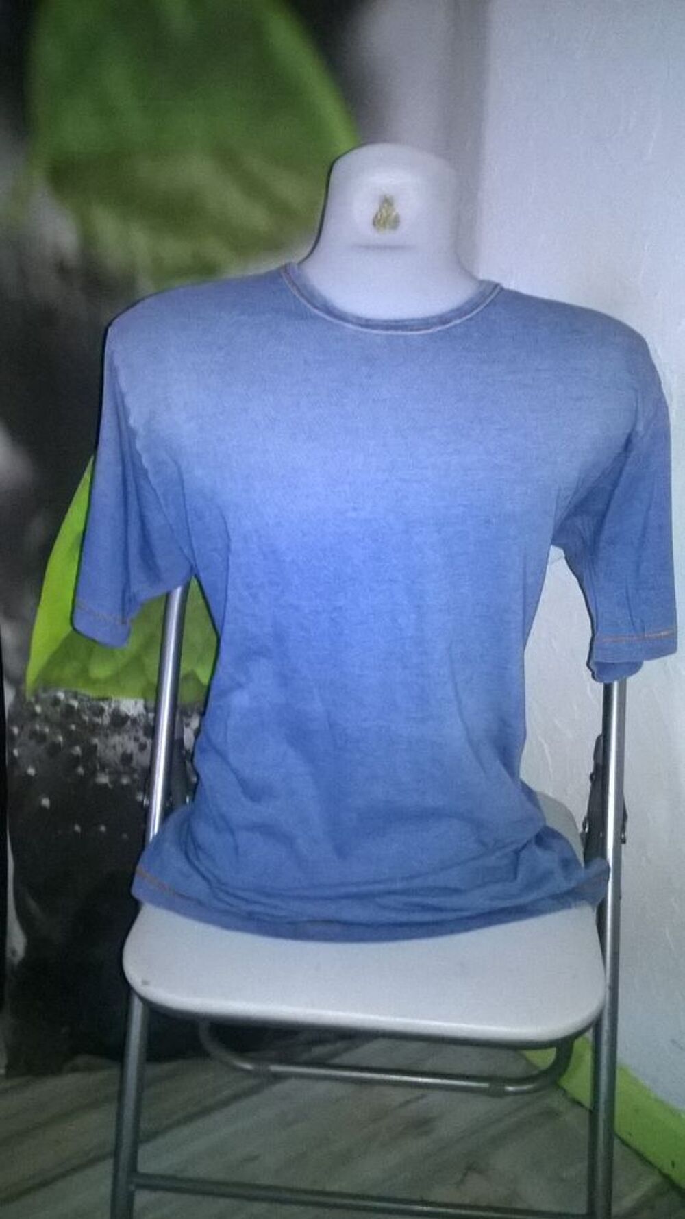 T shirt homme 
Bleu ciel 
Marque MANGO 
Taille M 
Bon et Vêtements