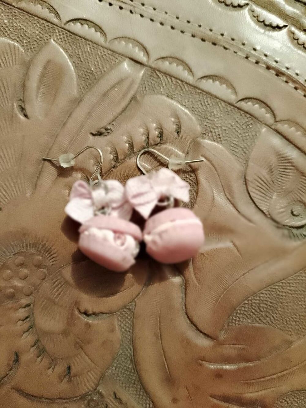 boucles d'oreilles macarons roses sur m&eacute;tal argent&eacute; enfants. Bijoux et montres