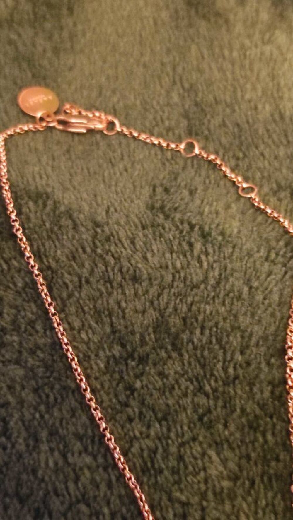 Cha&icirc;ne et pendentif plaqu&eacute; or jaune Radley London. neufs &eacute; Bijoux et montres