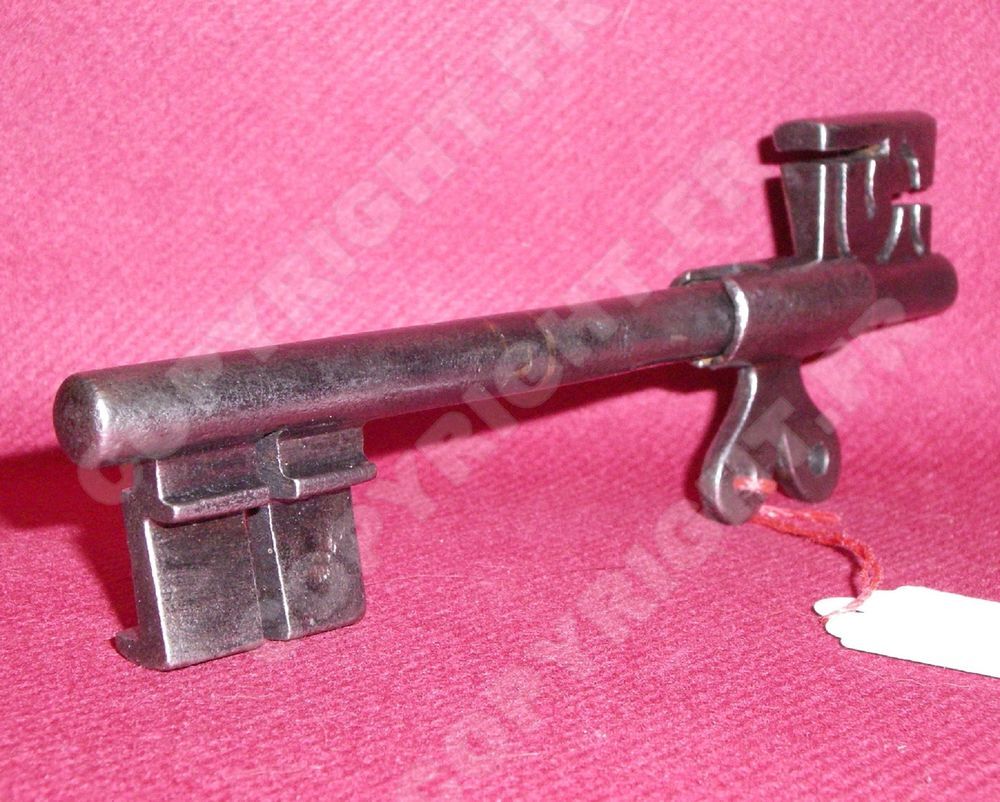 ANCIENNE CLEF DOUBLE A C?UR CHIFFR&Eacute; Z ou 5 