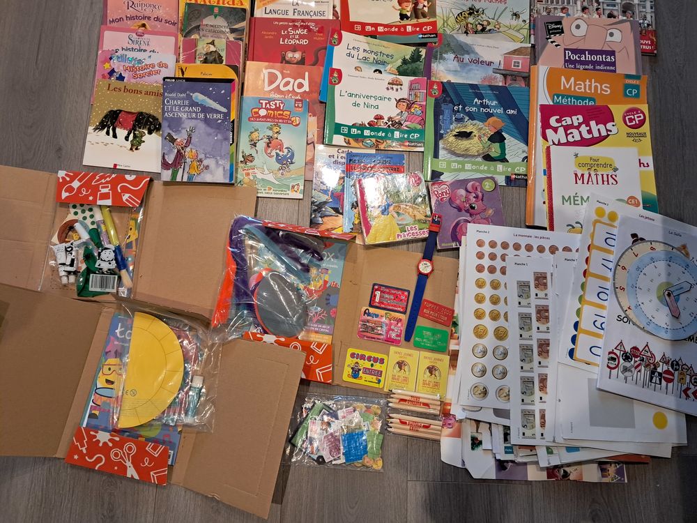  8 albums un monde a lire dictionnaire environ 37 livres , 3 Jeux / jouets