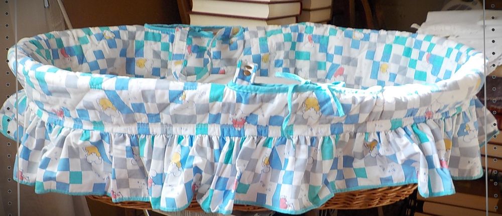 ANCIEN COUFFIN b&eacute;b&eacute; rotin/osier avec habillage magnifique. 
Mobilier enfants