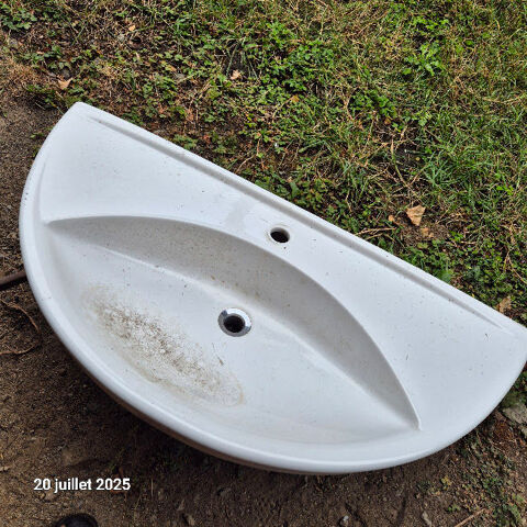 Un lavabo en c�ramique neuf                              
1 20 Saumur (49)