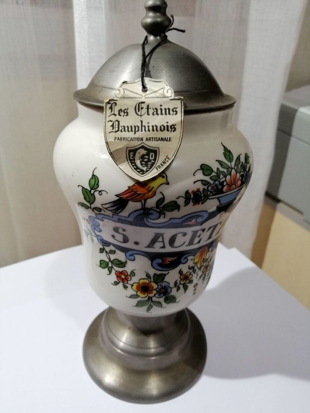 Pot de Pharmacie hapothicaire - c&eacute;ramique et &eacute;tain. Décoration