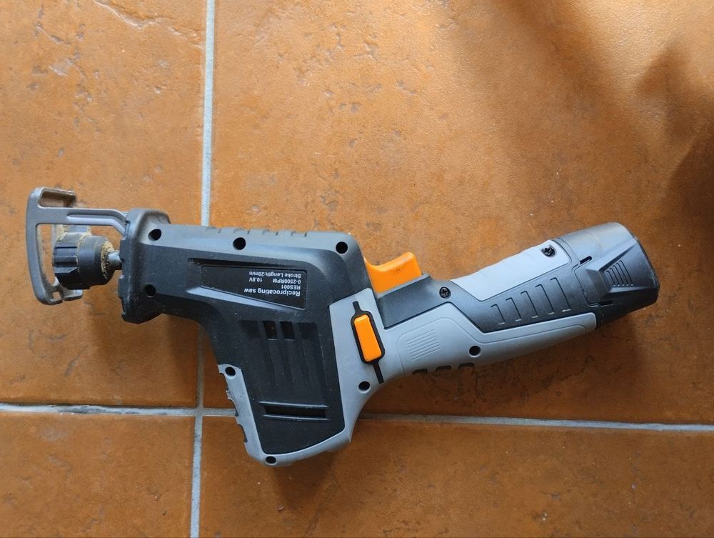 Scie sabre portative 12V Tacklife Bricolage