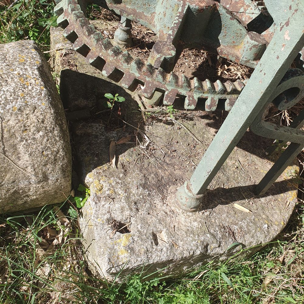 Meule &agrave; moudre olives noix pressoir puit Jardin