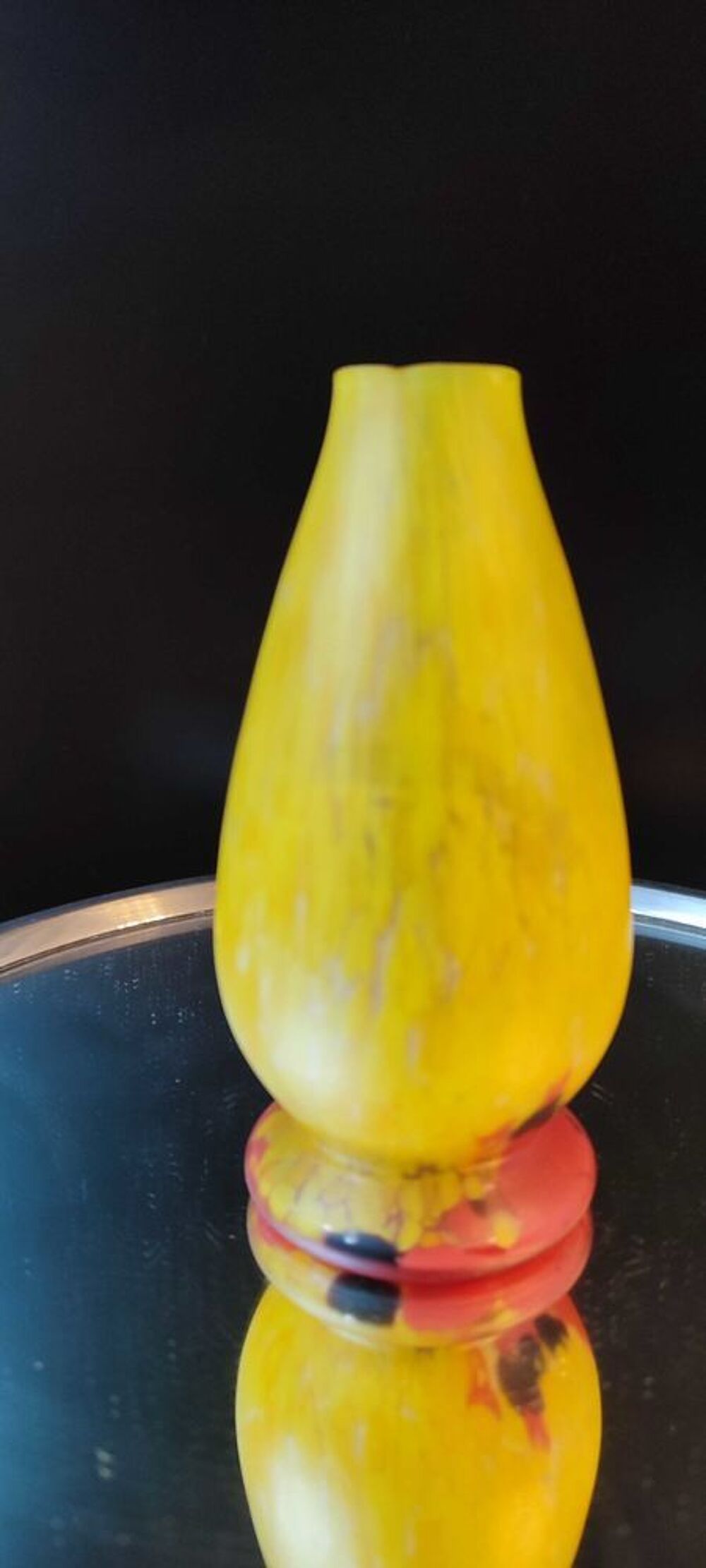 Vase forme galb&eacute;e en pate de verre 