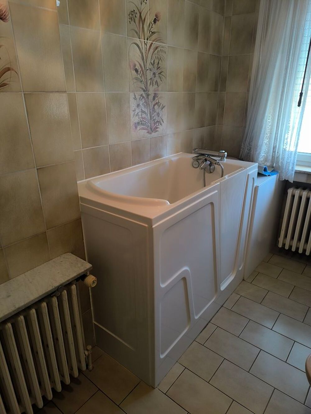 Baignoire baln&eacute;o fonctionnelle &agrave; porte pour mobilit&eacute; r&eacute;duite Meubles