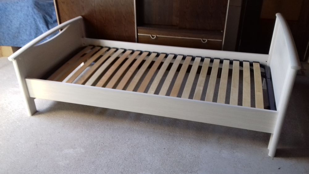 Lit simple blanc avec sommier &agrave; lattes en bon etat Mobilier enfants