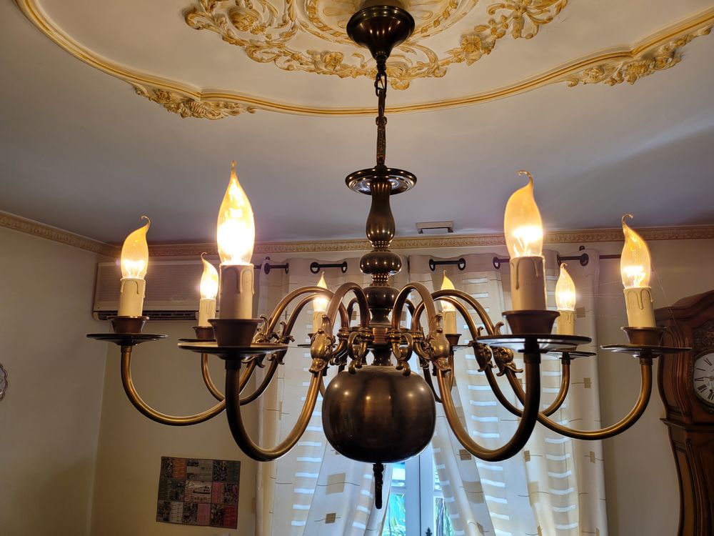 Lustre avec 8 ampoules en tres bon Etat. Décoration