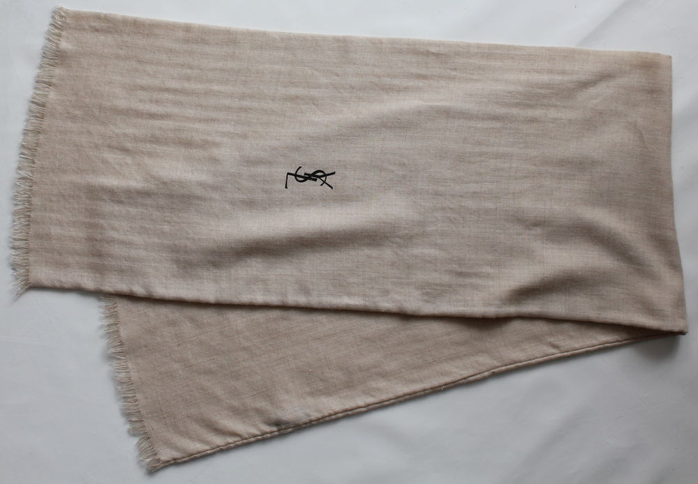 Echarpe cachemire et soie sable YVES SAINT LAURENT Vêtements