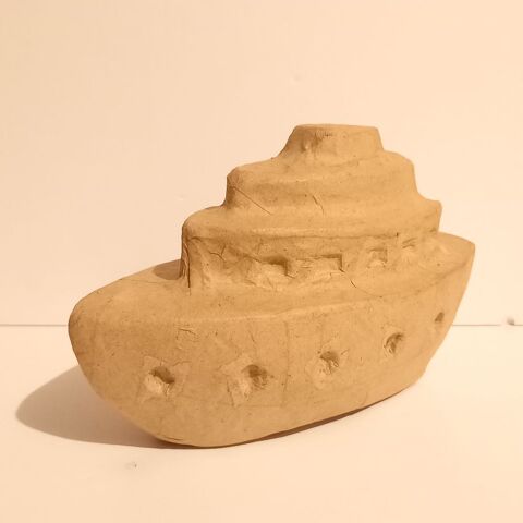 Une tirelire bateau  � d�corer, en papier m�ch� , pour parti 7 Saumur (49)