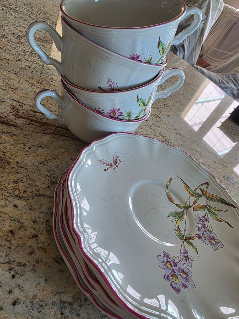 Grandes Tasses &agrave; d&eacute;jeuner + assiettes 
Cuisine