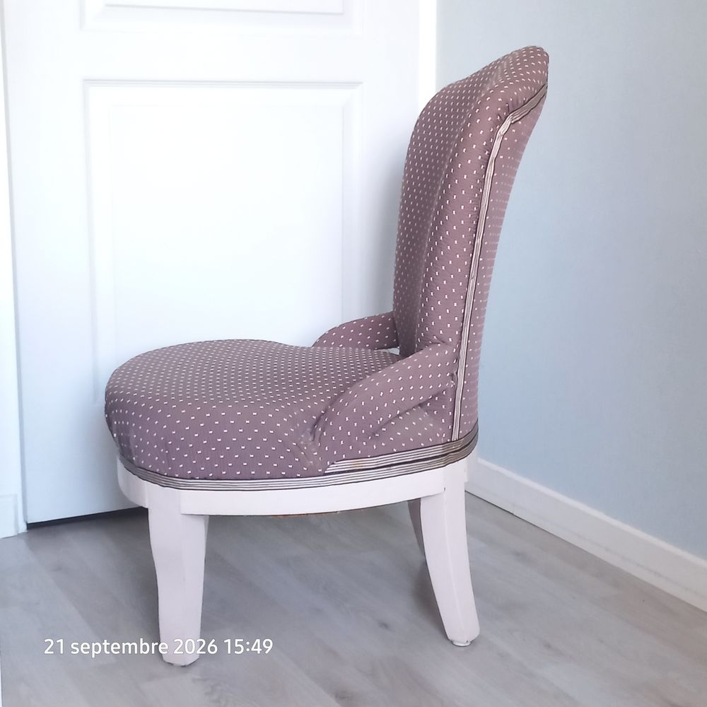 Petit fauteuil ancien de style. Restaur&eacute; traditionnellement Meubles