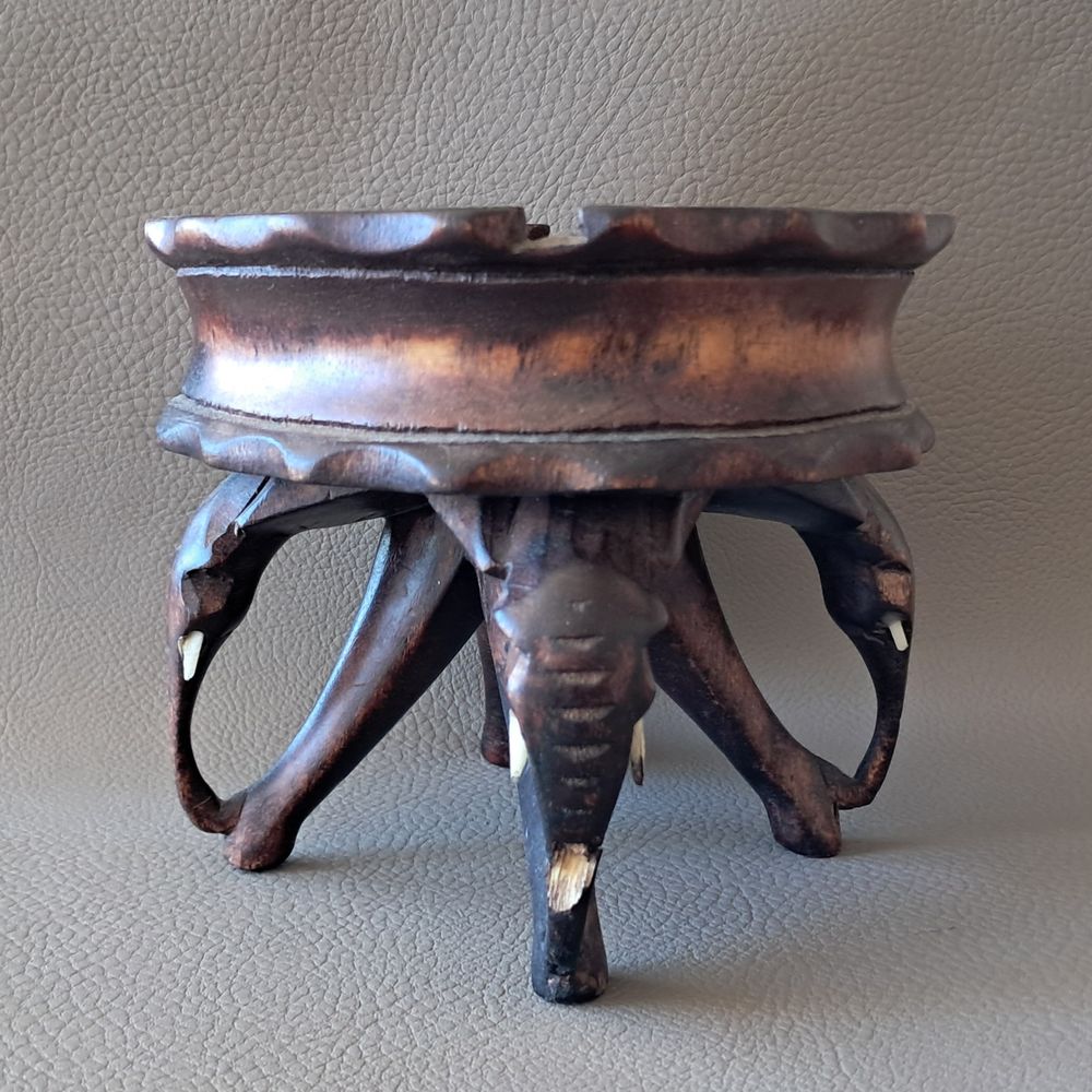cendrier africain en bois reposant sur 4 &eacute;l&eacute;phants sculpt&eacute;
Décoration