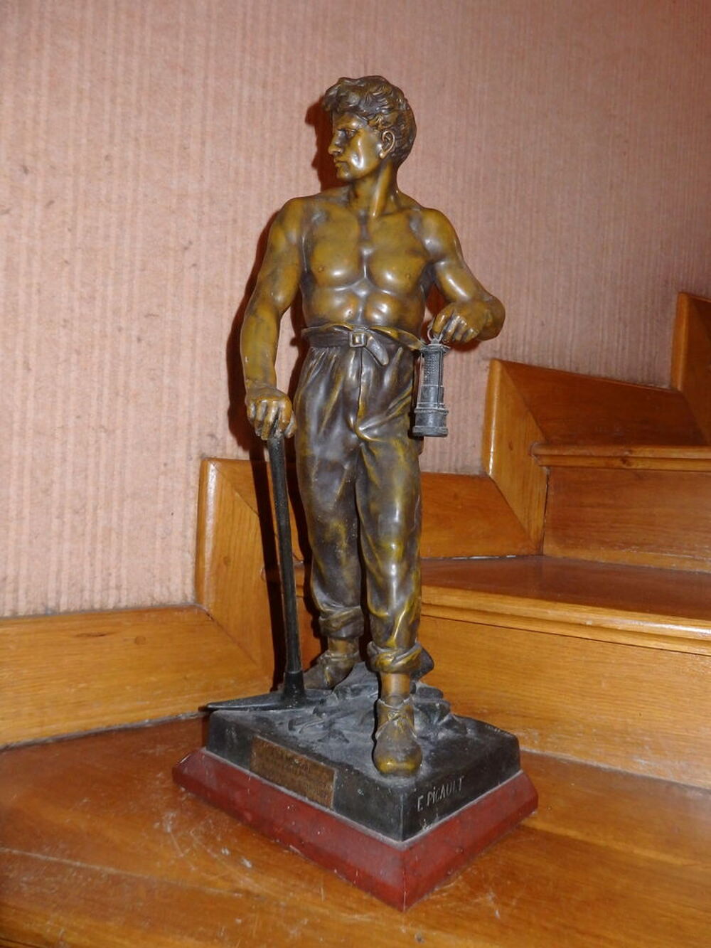 Statue comm&eacute;moration mineur de St. Cirgues. 