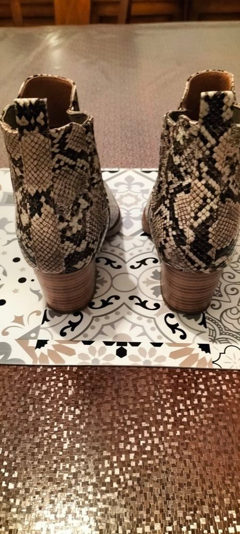 BOOTS STYLE PYTHON
TBE
TAILLE 37
10 EUROS Chaussures