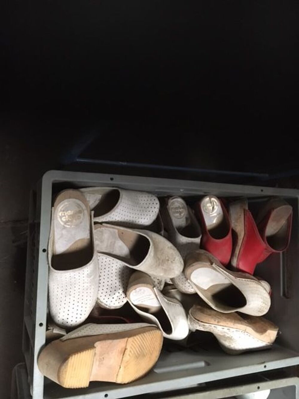 1 lot de 173 paires de sabot bois Chaussures