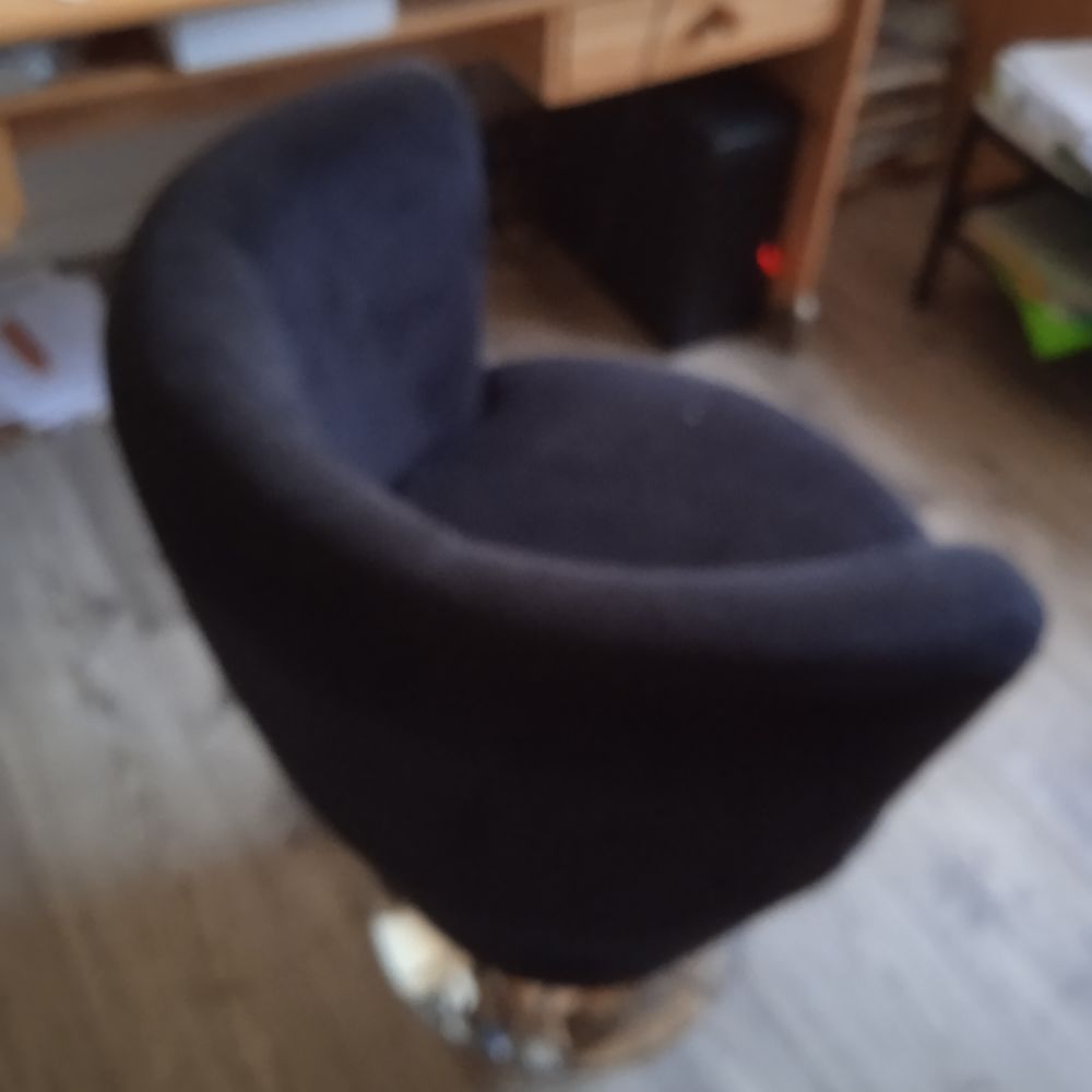 Grand Fauteuil pivotant noir 360&deg; pied inox il fait 78 cm Meubles