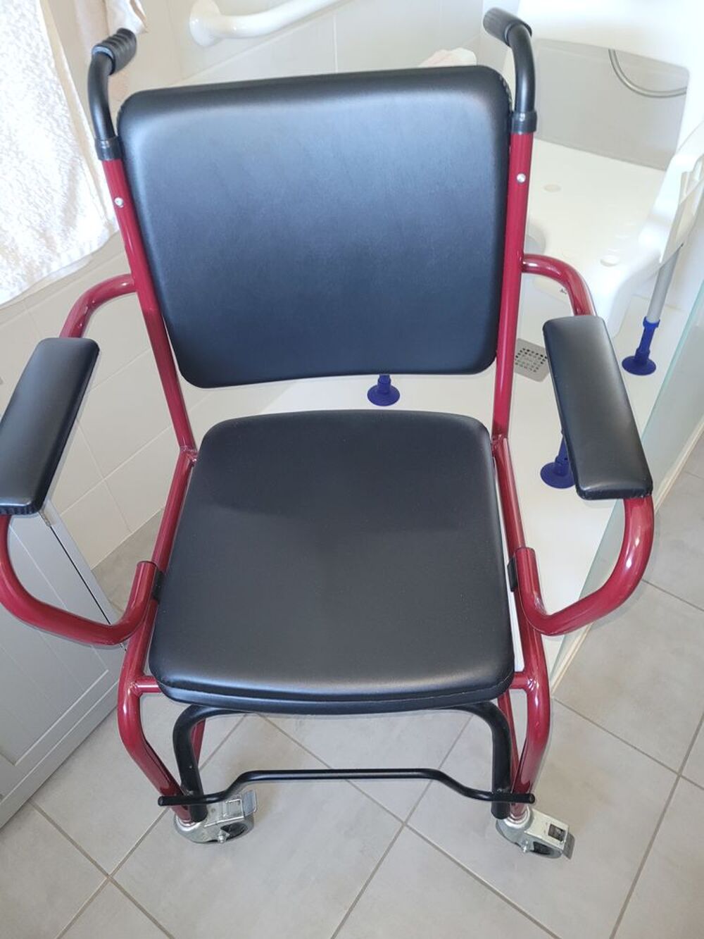 Chaise perc&eacute;e Meubles