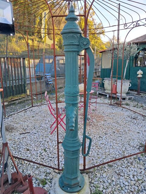 Pompe à bras de puit en fonte, modèle ancien 750 Château-l'Évêque (24)