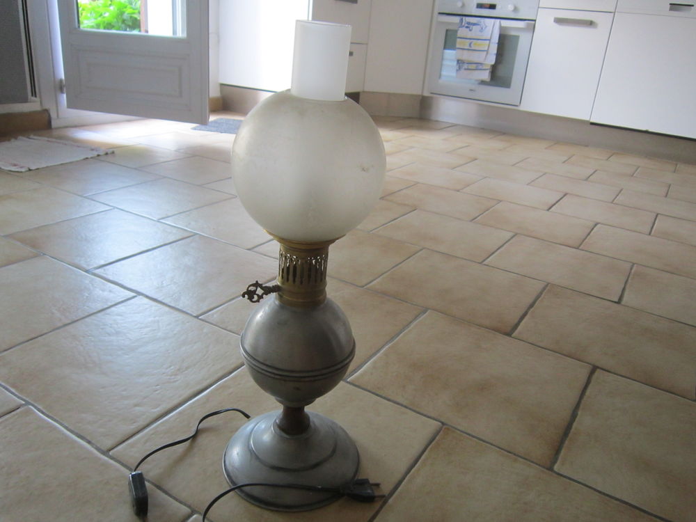 Une lampe P&eacute;trole en &eacute;tain Décoration