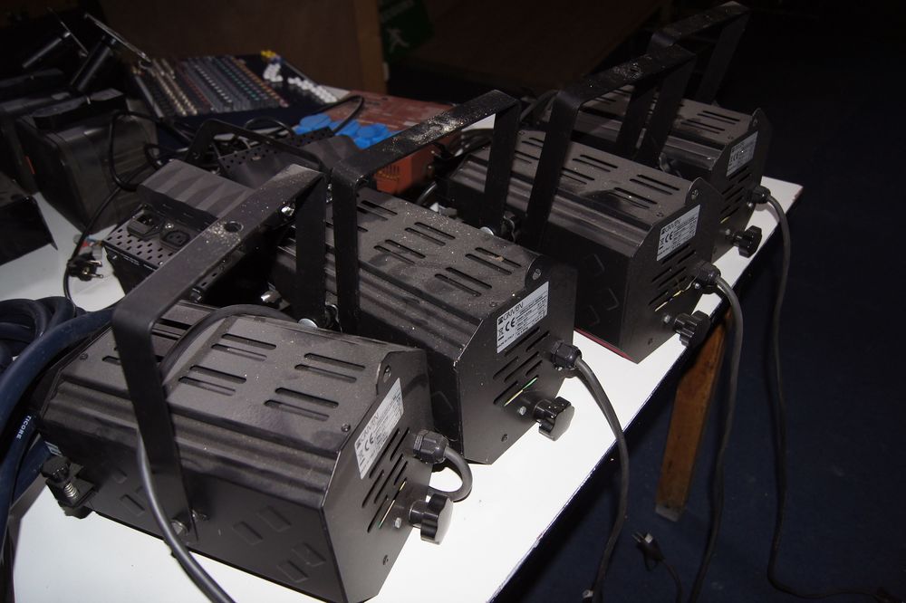Equipement pour cabaret lumi&egrave;re et table console de mixage Audio et hifi