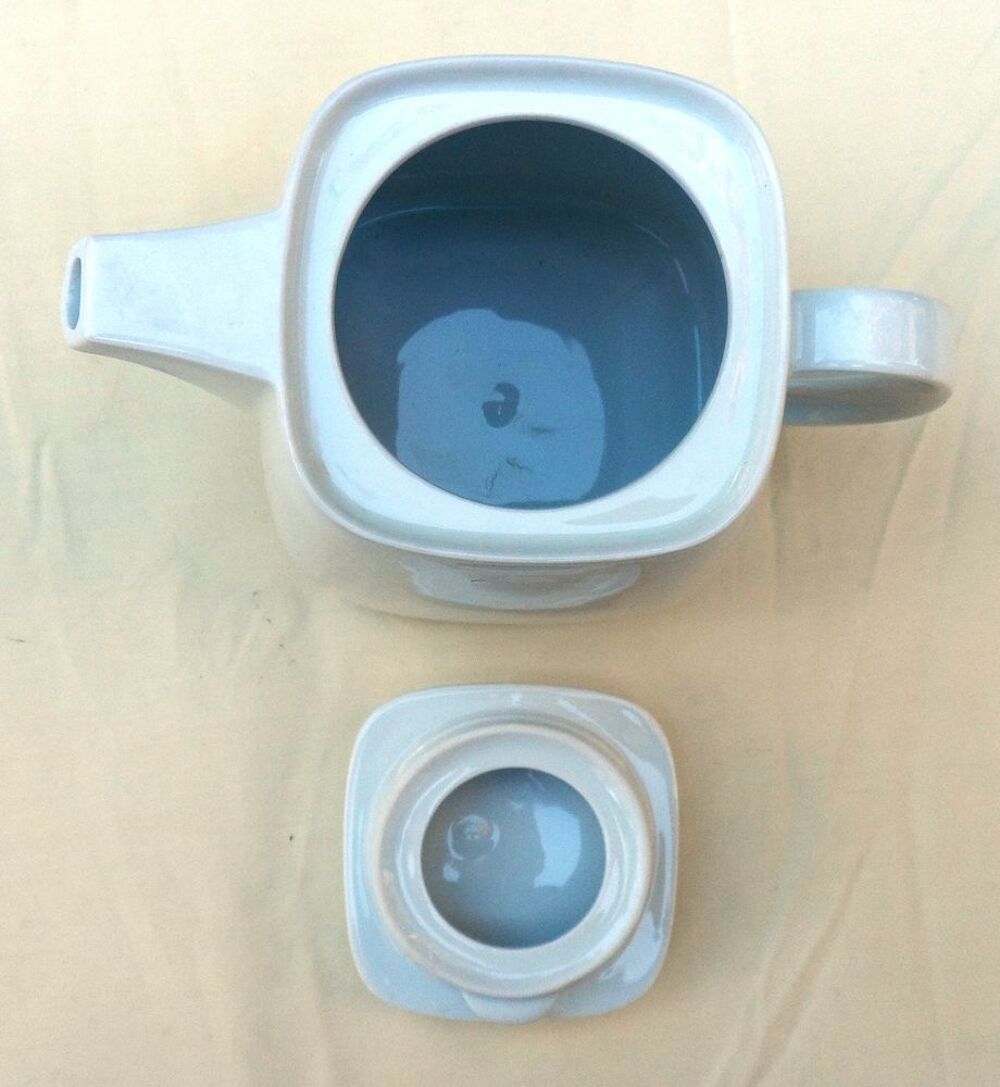 Cafeti&egrave;re neuve vintage blanche avec couvercle porcelaine Cuisine