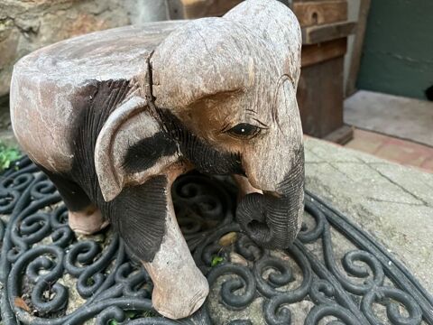 Petit �l�phant en bois Couzon-au-Mont-d'Or (69)